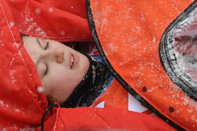 Záchranáři odvážejí po pádu čtrnáctiletou Lucii Míkovou. Záchranáři odvážejí po pádu čtrnáctiletou Lucii Míkovou.