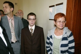 U brněnského městského soudu stanul i syn Jan Škrla (uprostřed).