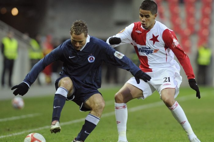 Stanislav Angelovič ze Slovanu (vlevo) a Tijani Belaid ze Slavie. Stanislav Angelovič ze Slovanu (vlevo) a Tijani Belaid ze Slavie.
