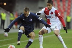 Stanislav Angelovič ze Slovanu (vlevo) a Tijani Belaid ze Slavie.