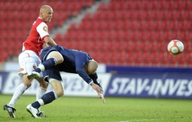 Radek Dosoudil ze Slovanu (vpravo) a Ale&scaron; Besta ze Slavie.