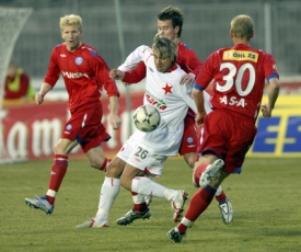 Jaroslav Čern&yacute; ze Slavie (uprostřed).