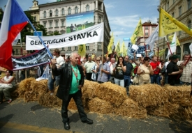 Momentka z generální stávky. Zemědělci tehdy blokovali Legerovu ulici.