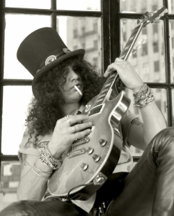 Kytarista Slash z Guns N&acute;Roses je jedn&iacute;m z rockerů vydal knihu.