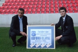 Kapitán Slavie Erich Brabec (vlevo) a Niko Baker z Oxfordu.