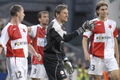 Rozhněvaný brankář Slavie Martin Vaniak a jeho spoluhráči (zleva) František Dřížďal, Erich Brabec a Ondřej Šourek.