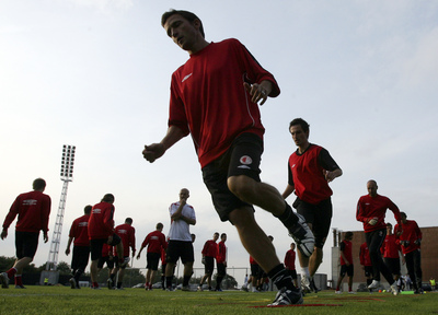 Vladmimír Šmicer (v popředí) a celá Slavia věří, že šestý pokus o průnik do Ligy mistrů bude úspěšný 