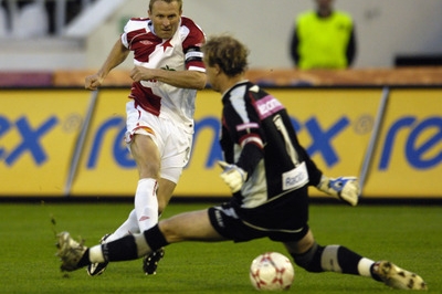 Stanislav Vlček ze Slavie Praha překonává brankáře Zlína Víta Baránka.