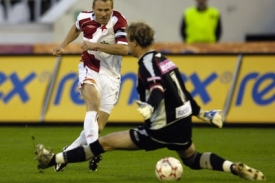 Stanislav Vlček ze Slavie Praha překonává brankáře Zlína Víta Baránka.