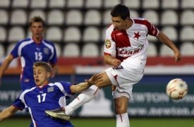 Marek Such&yacute; ze Slavie (vpravo) a V&iacute;tězslav Brož&iacute;k z Viktorie Plzeň.