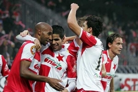 Mickaël Tavares (úplně vlevo) v dresu Slavie.