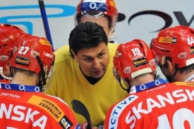 Vladimír Růžička uprostřed hráčů Slavie.
