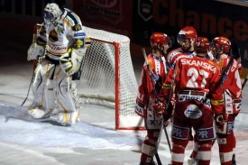Hokejist&eacute; Slavie se radovali ze vstřelen&eacute; branky &scaron;estkr&aacute;t.