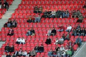 Přestože v Edenu nebylo vyprodáno, na lístky se stála nekonečná fronta