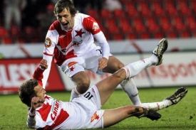 Marek Jarol&iacute;m (na zemi) oslavuje branku v plzeňsk&eacute; s&iacute;ti.