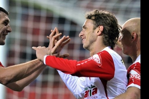 Střelec Marek Jarolím přijímá gratulace od spoluhráčů.