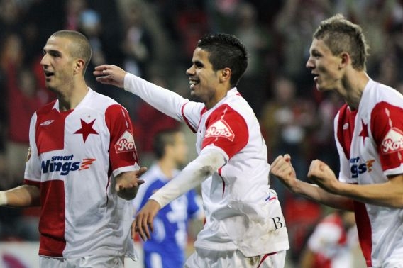 Zleva Gianluca Litteri, Tijani Belaid a Tomáš Necid ze Slavie.