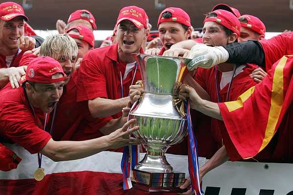 Sázkař-rekormdan trefil i triumf fotbalistů Slavie v tuzemské lize. Sázkař-rekormdan trefil i triumf fotbalistů Slavie v tuzemské lize.