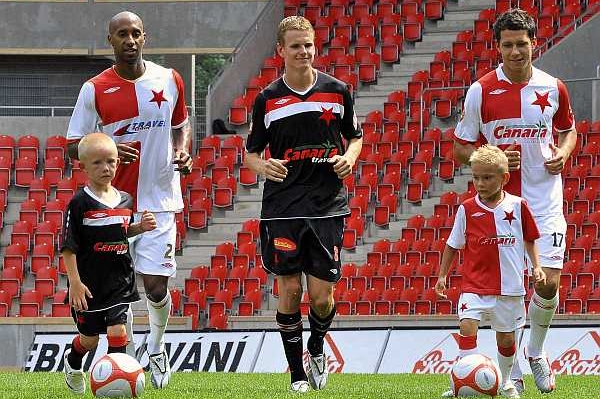 Fotbalisté Slavie představili i nový vzhled dresů pro zápasy venku.