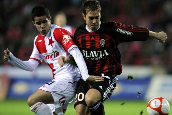 Tijani Belaid ze Slavie Praha (vlevo) a Zdeněk Koukal ze Žižkova