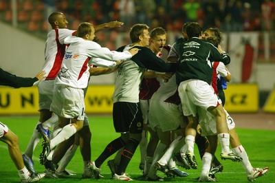Fotbalisté Slavie mají smůlu, že se jejich zápasy s Ajaxem Amsterdam kryjí s divácky atraktivnějším dvojzápasem Sparty s Arsenalem. Fotbalisté Slavie mají smůlu, že se jejich zápasy s Ajaxem Amsterdam kryjí s divácky atraktivnějším dvojzápasem Sparty s Arsenalem.