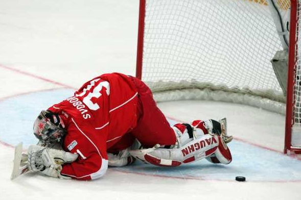 Gólmanovi hokejistů Slavie Adamu Svobodovi duel s Curychem nevyšel.