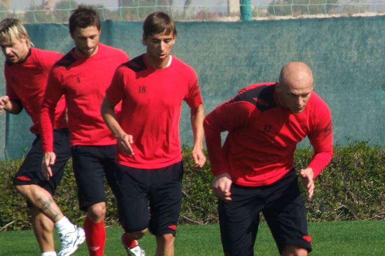 Dušan Švento (uprostřed), nový obránce fotbalistů Slavie? Dušan Švento (uprostřed), nový obránce fotbalistů Slavie?