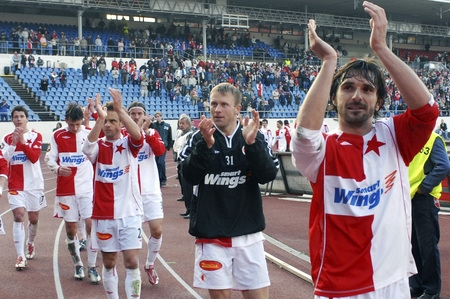 Hráči Slavie oslavují výhru, další chtějí proti poslednímu Slovácku