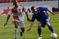 Slavia si v neděli snadno poradila s Kladnem. Technickými parádami bavil diváky Francouz ve službách červenobílých Tavares (na snímku v souboji se Zachariášem)