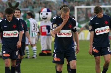 Zklamaní hráči Slavie odcházejí po prohře s Bohemians.