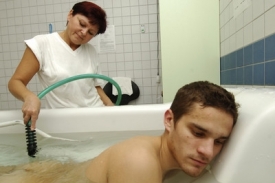 Lázeňská Pavla Zajícová pečuje o Ladislava Volešáka