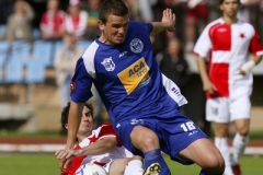 David Kalivoda z domácí Slavie (vlevo) a Marian Farbák z SK Kladno bojují o míč v přátelském přípravném utkání