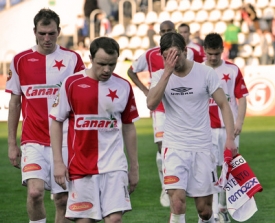 Sl&aacute;vist&eacute; odch&aacute;zej&iacute; po prohran&eacute;m utk&aacute;n&iacute; se Žižkovem.