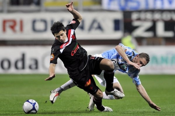 Obránce pražšké Slavie Marek Suchý a boleslavský Luboš Pecka.