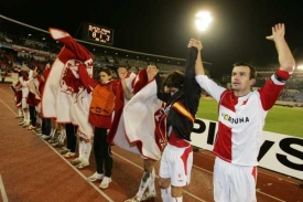 Hr&aacute;či Slavie na Strahovsk&eacute;m stadionu.