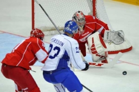 Brankář Slavie Svoboda kryje šanci Perssona z Linköpingu.