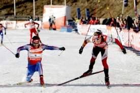 Michal Šlesingr (vpravo) ve finiši předstihl Rusa Nikolaje Kruglova.