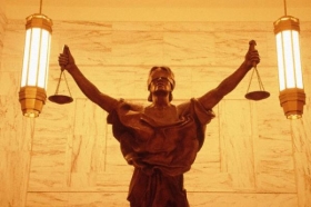 Slepá justice? Podle Berlusconiho kritiků spíše všehoschopný premiér.