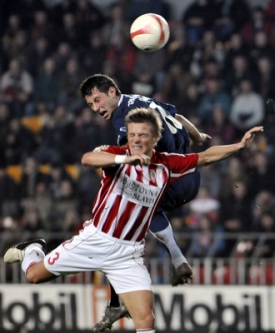 Miroslav Slepička (nahoře) v utkání proti Viktorii Žižkov.