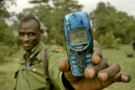 SMS zpráva varuje: slon se vydal směrem k farmám, je třeba ho odehnat.