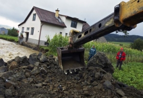 Obec Lukov a rozvodněná řeka Topl'a.
