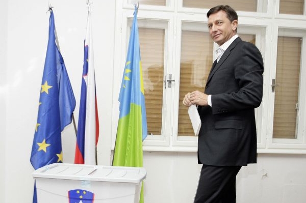 Šéf slovinských sociálních demokratů Borut Pohar ve volební místnosti.