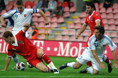 Marek Mintál a Filip Hološko (vpravo dole) ze slovenské reprezentace a James Michael Collins (vlevo dole) a Craig Morgan z Walesu v kvalifikačním utkání o postup na mistrovství Evropy 2008
