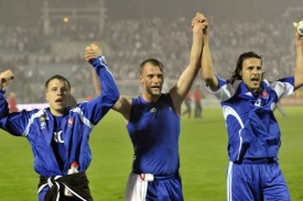 Zleva Radoslav Z&aacute;bavnik, Martin Jakubko a J&aacute;n Koz&aacute;k děkuj&iacute; div&aacute;kům.