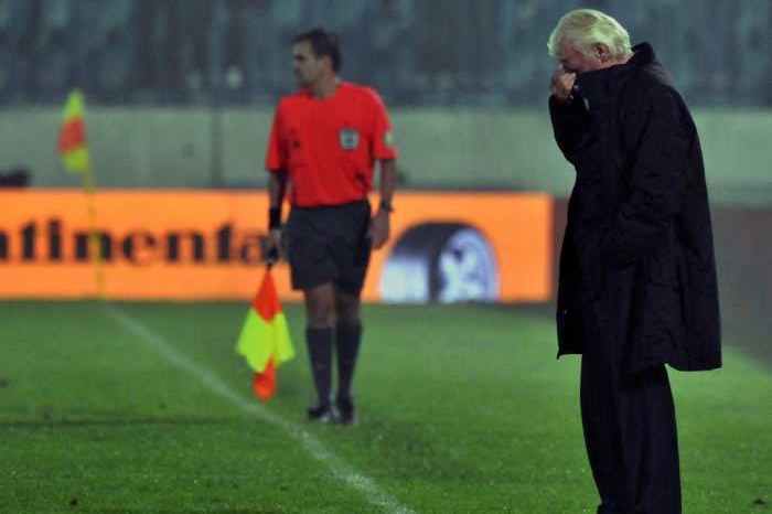 Polský trenér Leo Beenhakker po prohraném zápase se Slováky.