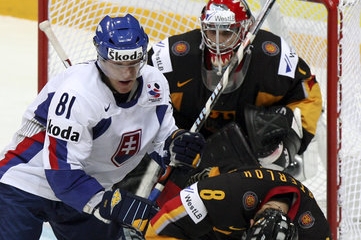 Slovenský reprezentant Marián Hossa (vlevo) a Sebastian Osterloch z Německa. Slovenský reprezentant Marián Hossa (vlevo) a Sebastian Osterloch z Německa.