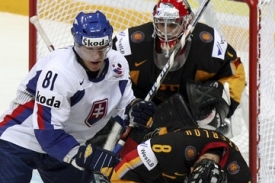 Slovensk&yacute; reprezentant Mari&aacute;n Hossa (vlevo) a Sebastian Osterloch z Německa.