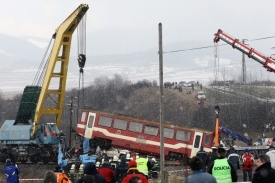 Autobus zaklíněný pod vlakem musely vyprošťovat jeřáby.