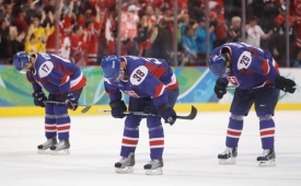 Zklamaný Pavol Demitra uprostřed tria slovenských hokejistů.