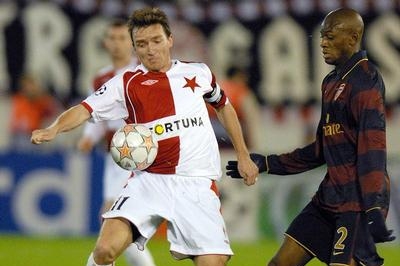 Vladimír Šmicer hlídaný Diabym z Arsenalu.